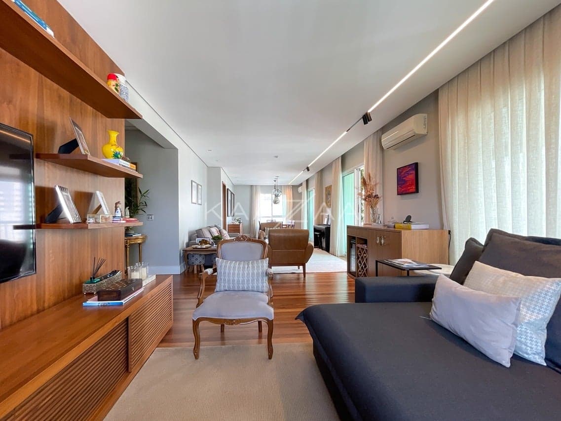 Muito charme e acabamentos impecáveis, neste apartamento em prédio neoclássico no Jardim Paulista. - Foto 2