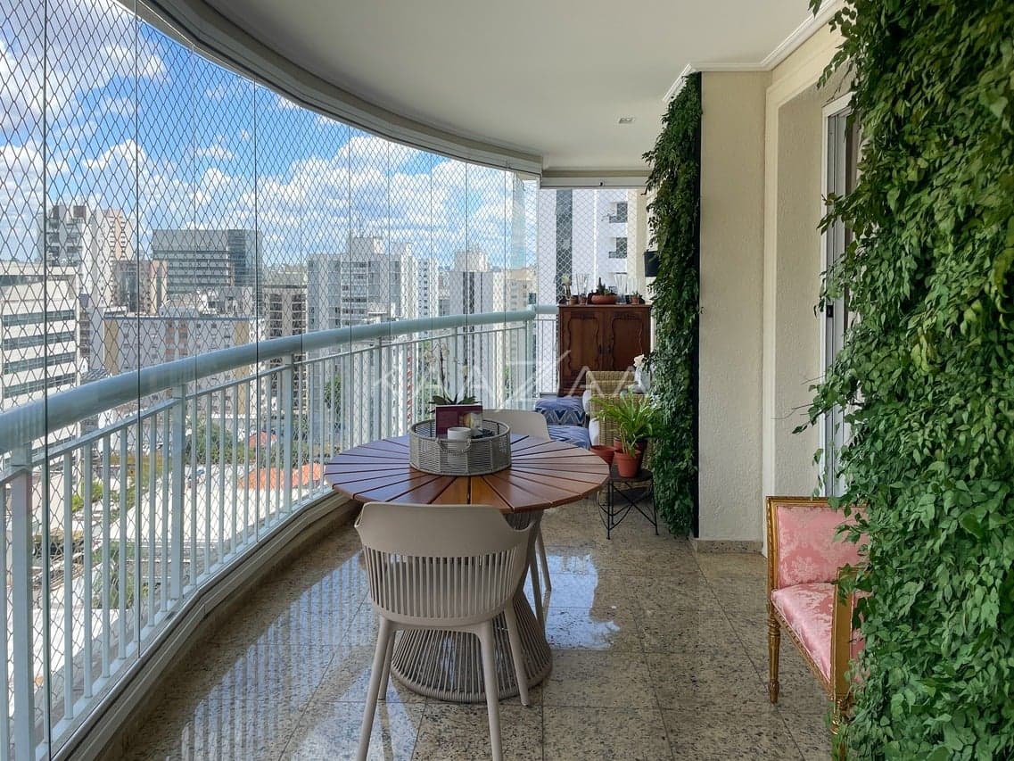 Muito charme e acabamentos impecáveis, neste apartamento em prédio neoclássico no Jardim Paulista. - Foto 6