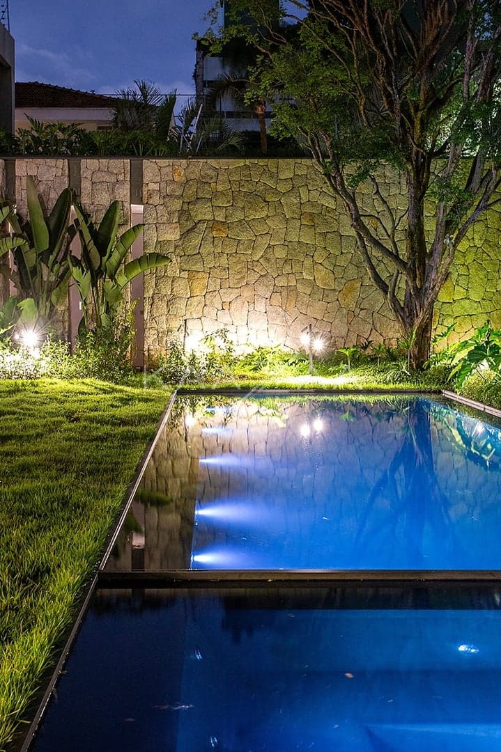 Contemporânea e toda mobiliada: casa com ambientes livres e jardim magnífico em rua fechada em Alto de Pinheiros. - Foto 9