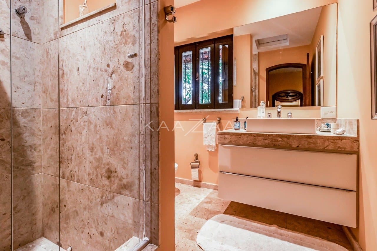 Casa deliciosa com lindo jardim e 4 suítes. Reformada, no Jardim Guedala. - Foto 66