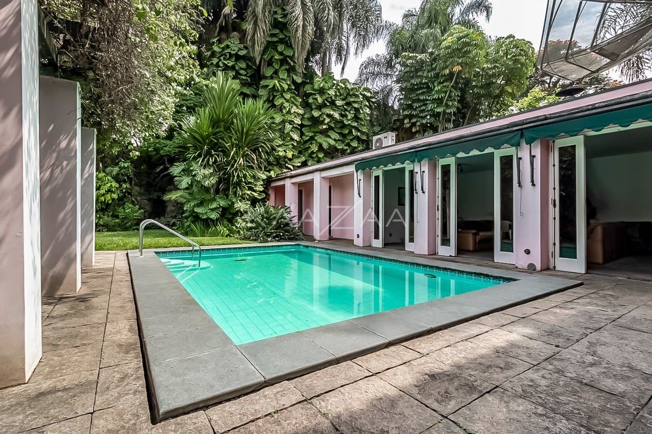 Casa cheia de potencial para reforma, com 1600 m² de terreno e um jardim exuberante em Alto de Pinheiros. - Foto 5