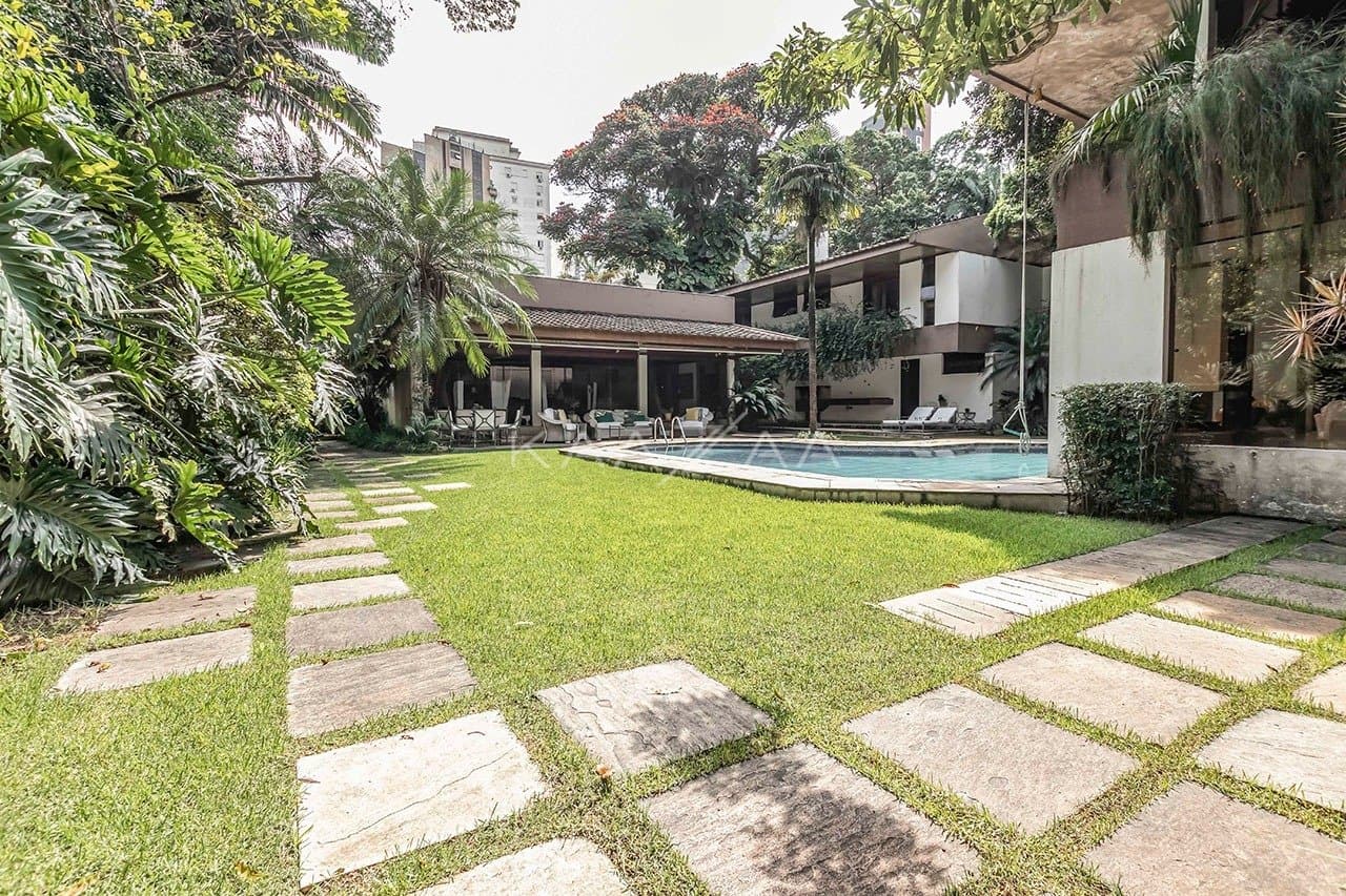 Com ares de casa de campo, uma residência espetacular no Jardim América. - Foto 8