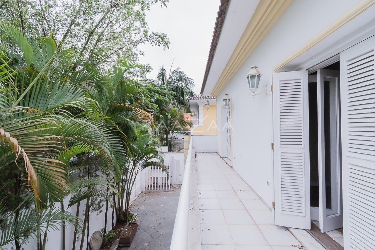 Ambientes leves e espaçosos, nesta casa de 480m² com 4 suítes no Jardim Paulista. - Foto 39