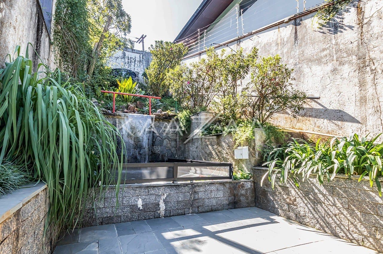 Área gourmet, piscina, atelier, pomar, lago de carpas e vista panorâmica. Casa para comtemplar a vida, no Jardim Guedala. - Foto 9