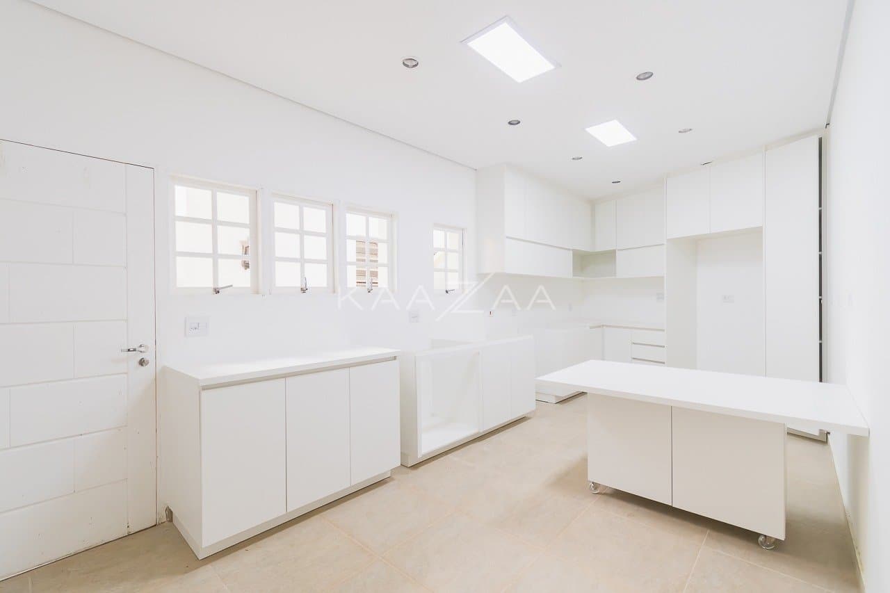 Ambientes leves e espaçosos, nesta casa de 480m² com 4 suítes no Jardim Paulista. - Foto 19