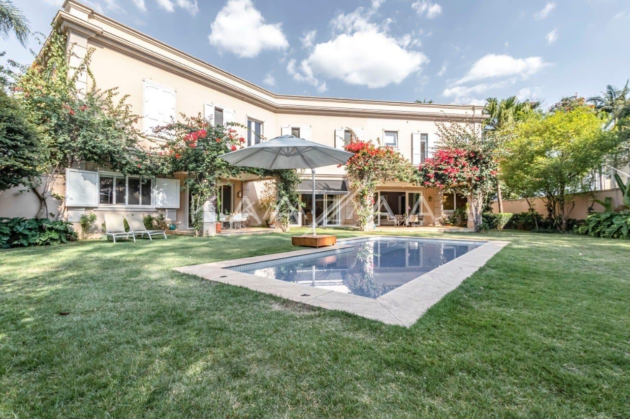 A mistura entre o clássico e o moderno tomam conta dos espaços. Casa deliciosa em rua sem saída, na Cidade Jardim. - Foto 4