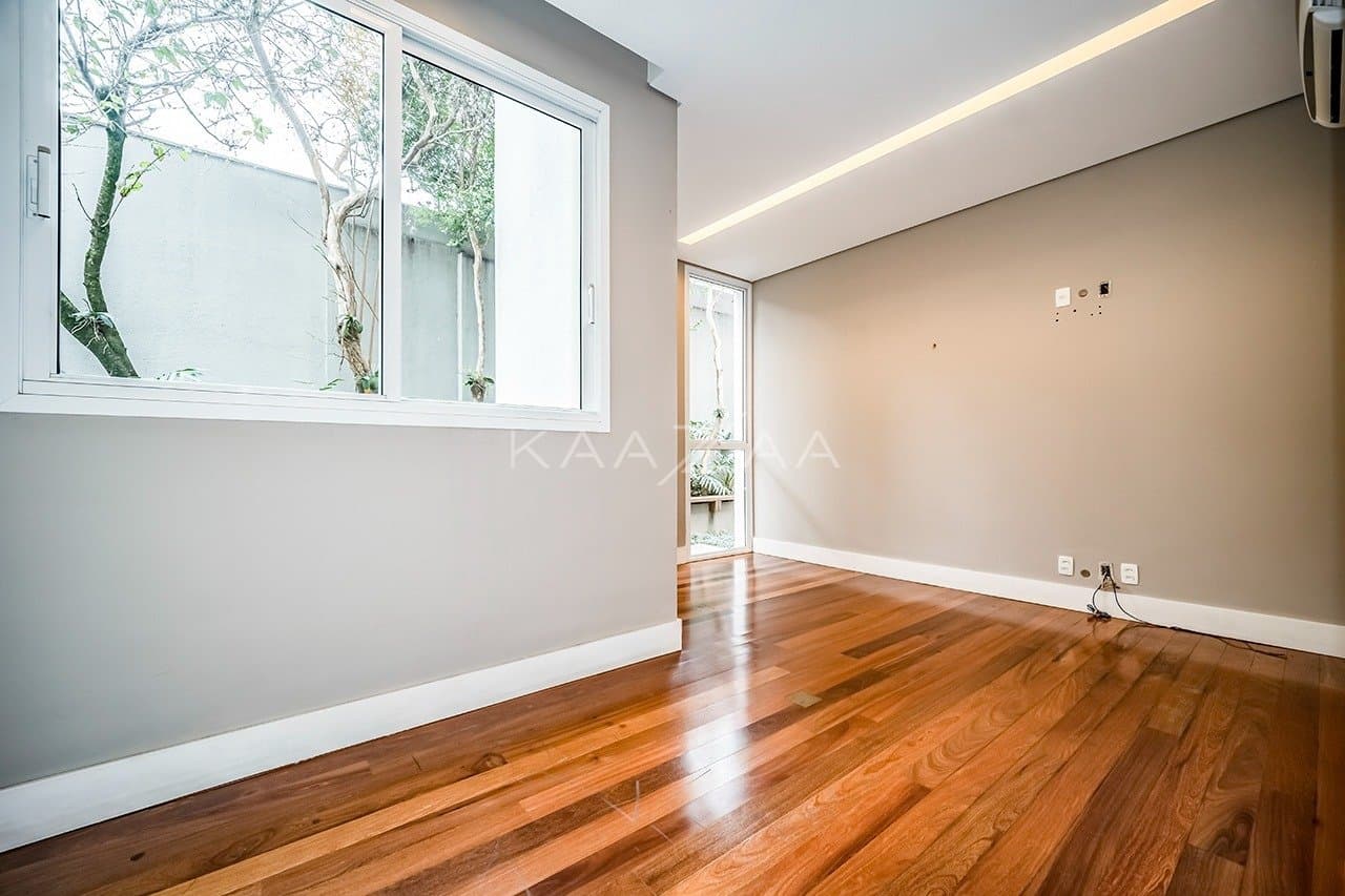 Que tal viver rodeado de muito verde em plena cidade grande? Esta casa no Jardim Lusitânia pode te proporcionar isso. - Foto 24