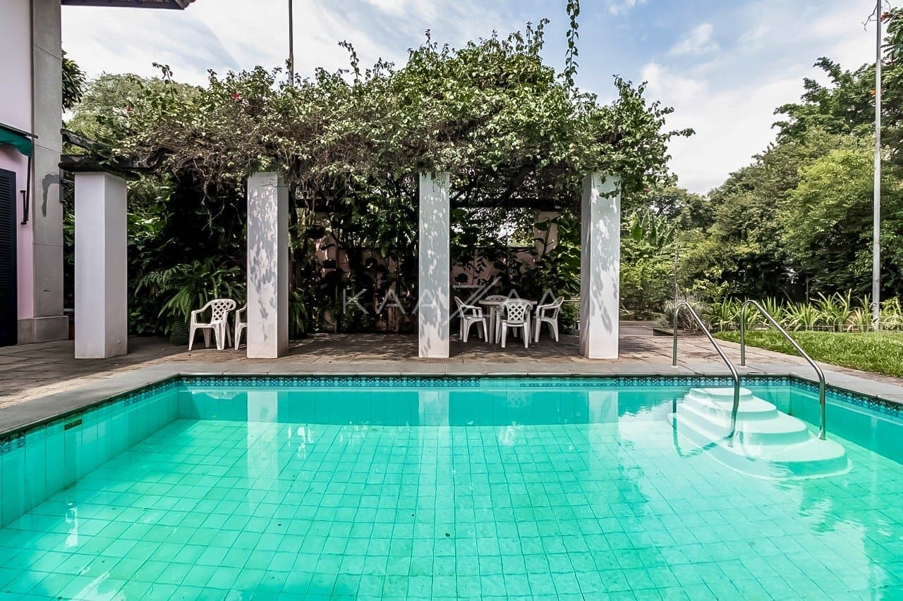 Casa cheia de potencial para reforma, com 1600 m² de terreno e um jardim exuberante em Alto de Pinheiros. - Foto 6