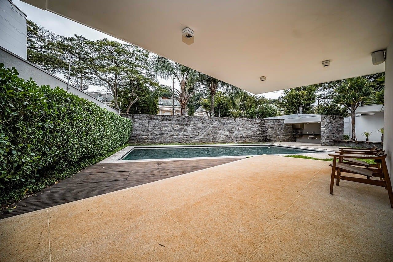 Que tal viver rodeado de muito verde em plena cidade grande? Esta casa no Jardim Lusitânia pode te proporcionar isso. - Foto 8
