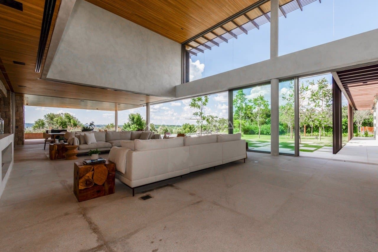 Casa contemporânea feita para interagir com a natureza ao redor. Projeto na Quinta da Baroneza. - Foto 24