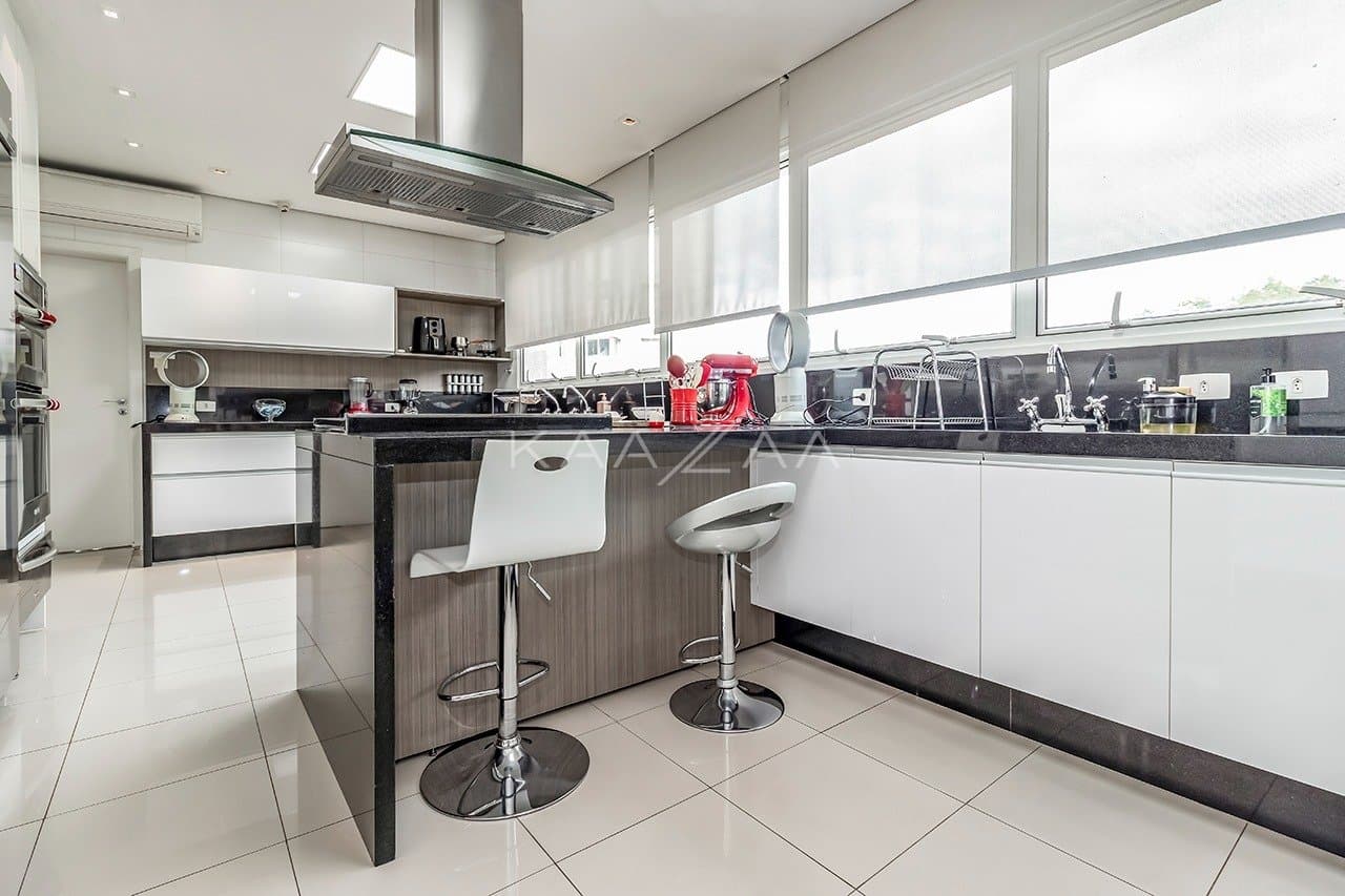 Ambientes suntuosos, planta ampla e vista panorâmica. Apartamento neoclássico no Jardim Guedala. - Foto 28