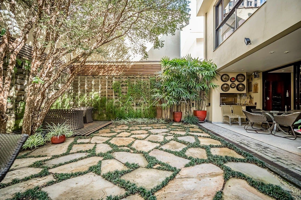 Espaços internos super amplos e um lindo jardim, nesta casa em localização cobiçada no Jardim Europa. - Foto 6