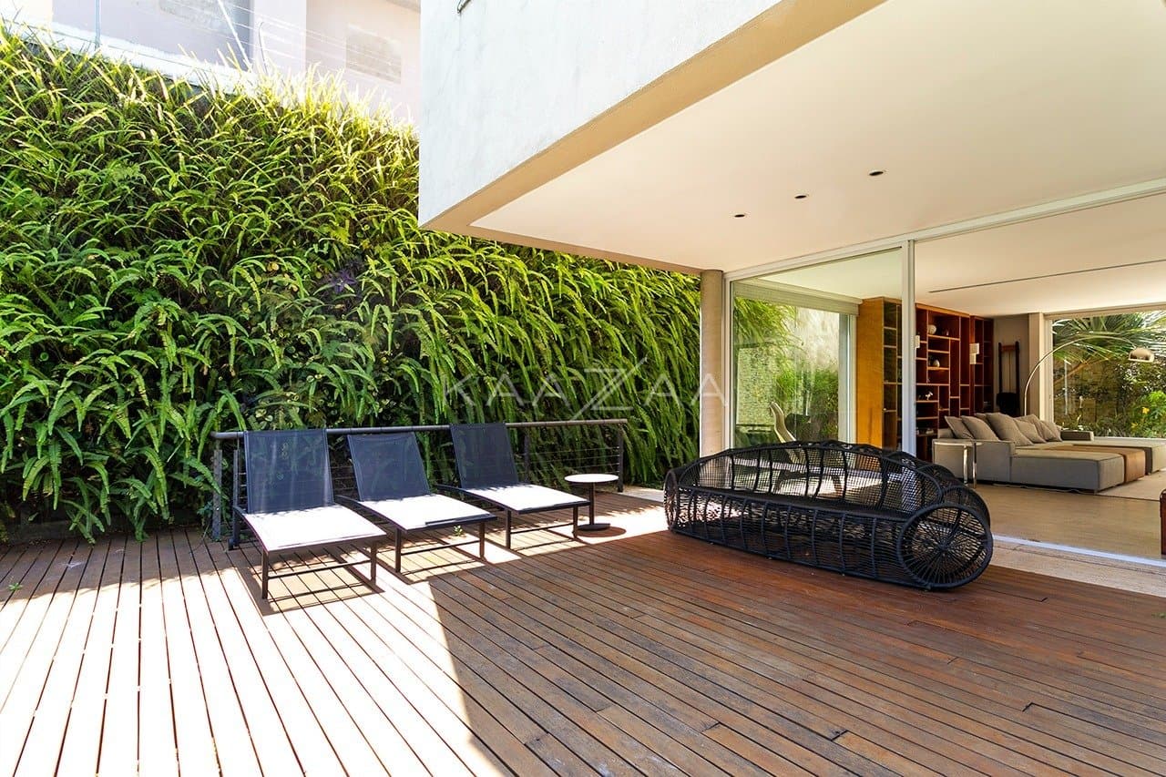 Casa com clima incrível, ótimo espaço de lazer e jardim ensolarado, no bairro Boaçava. - Foto 2