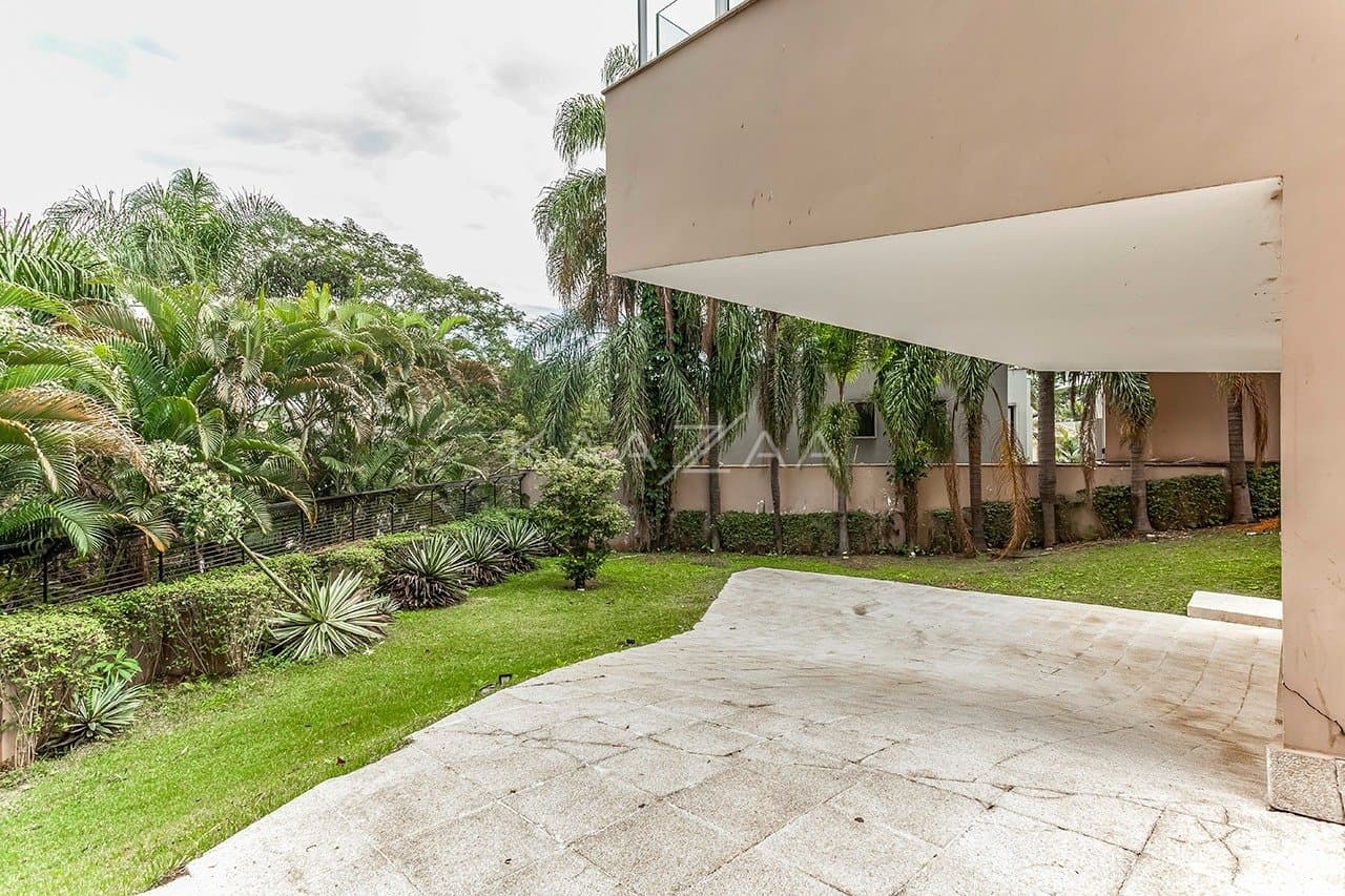 Vista verde, arquitetura moderna e janelões. Casa no Jardim Guelada! - Foto 6