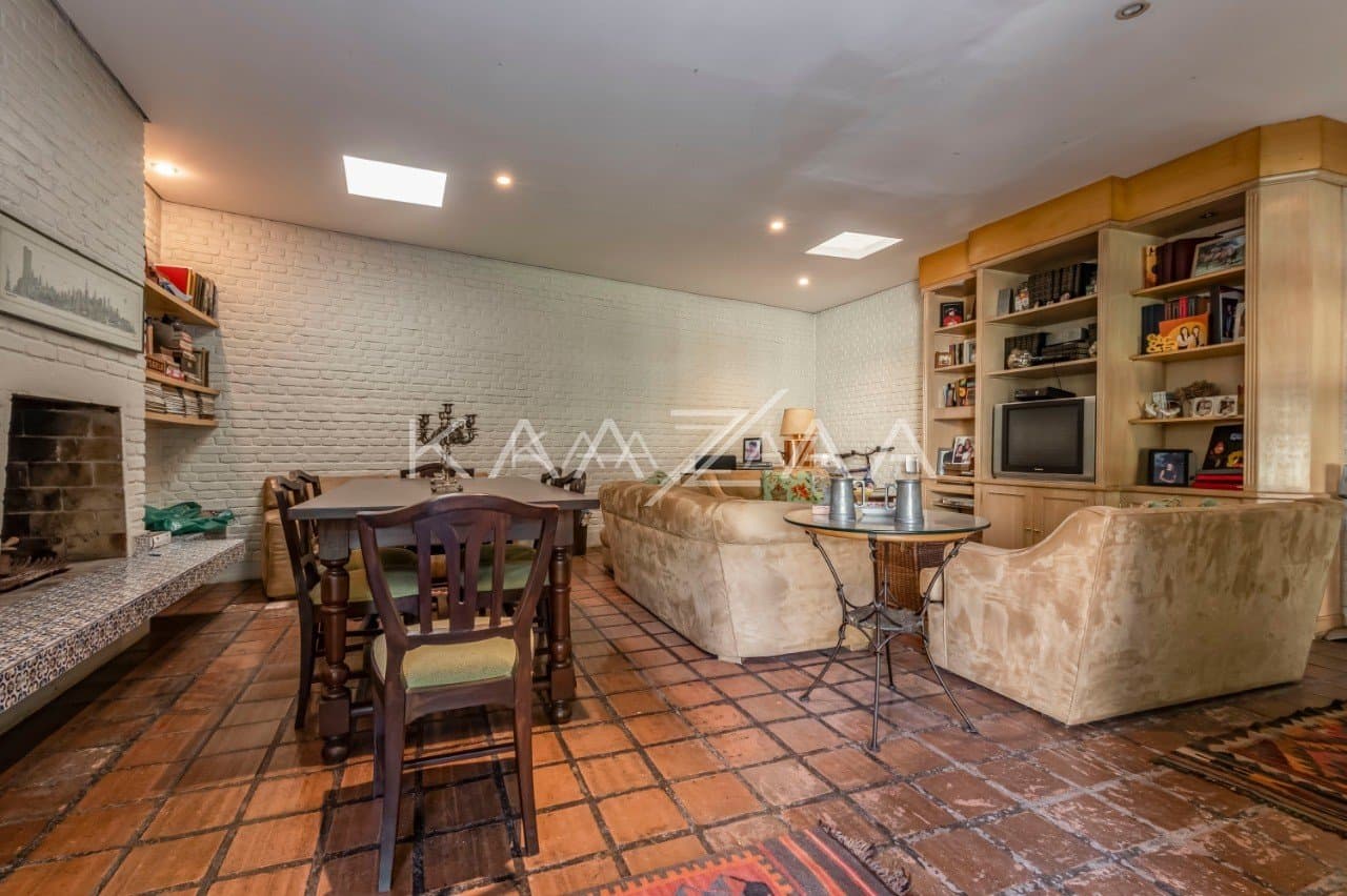 Casa ensolarada e ampla por dentro e por fora. Com localização prática, na Vila Olímpia. - Foto 4