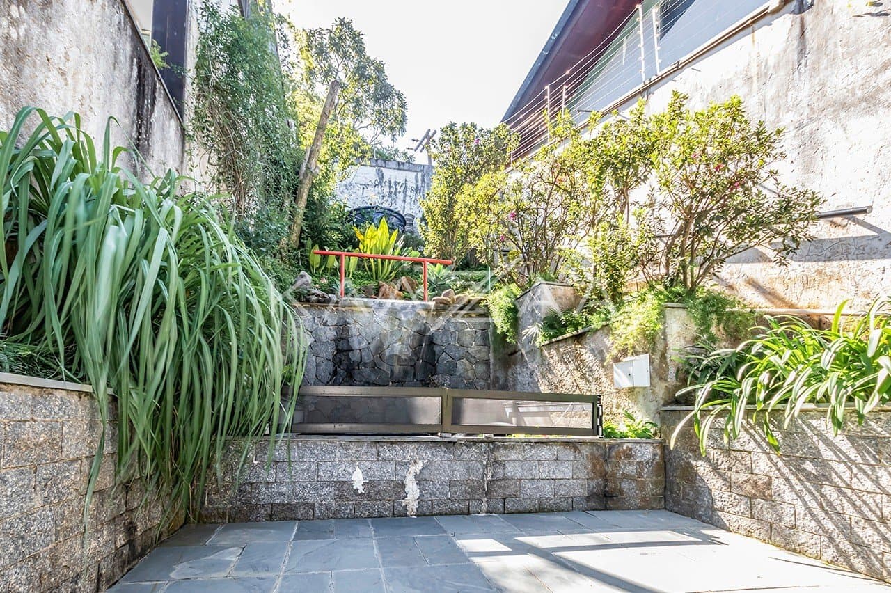 Área gourmet, piscina, atelier, pomar, lago de carpas e vista panorâmica. Casa para comtemplar a vida, no Jardim Guedala. - Foto 8