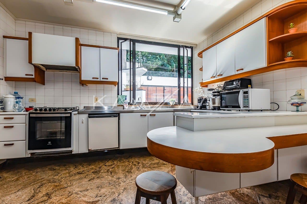 Área gourmet, piscina, atelier, pomar, lago de carpas e vista panorâmica. Casa para comtemplar a vida, no Jardim Guedala. - Foto 26