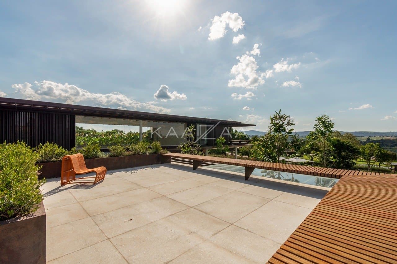 Casa contemporânea feita para interagir com a natureza ao redor. Projeto na Quinta da Baroneza. - Foto 46