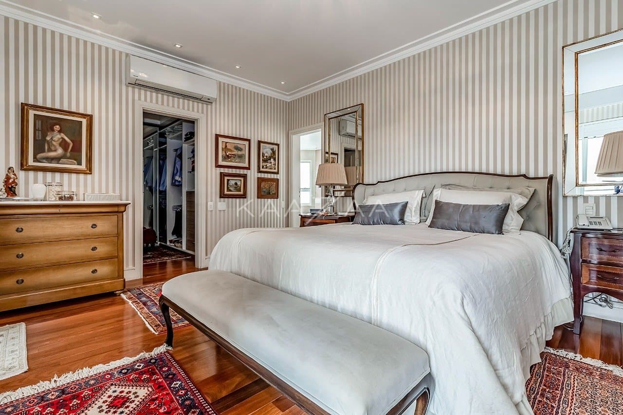 Ambientes suntuosos, planta ampla e vista panorâmica. Apartamento neoclássico no Jardim Guedala. - Foto 35