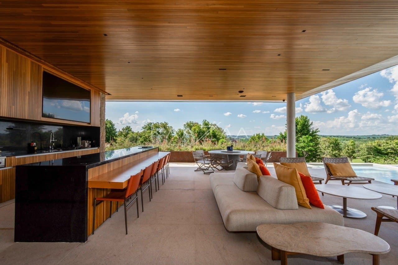Casa contemporânea feita para interagir com a natureza ao redor. Projeto na Quinta da Baroneza. - Foto 15