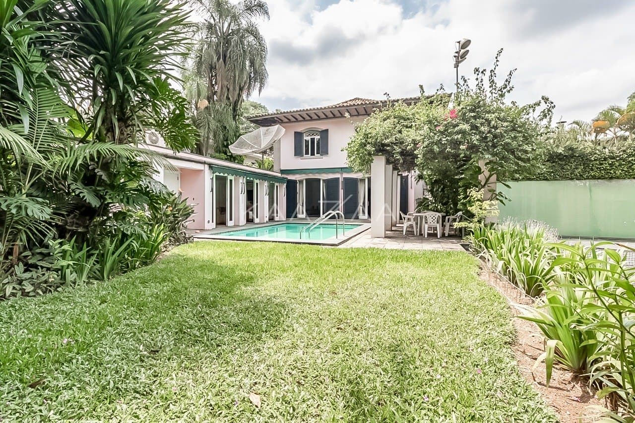 Casa cheia de potencial para reforma, com 1600 m² de terreno e um jardim exuberante em Alto de Pinheiros. - Foto 1