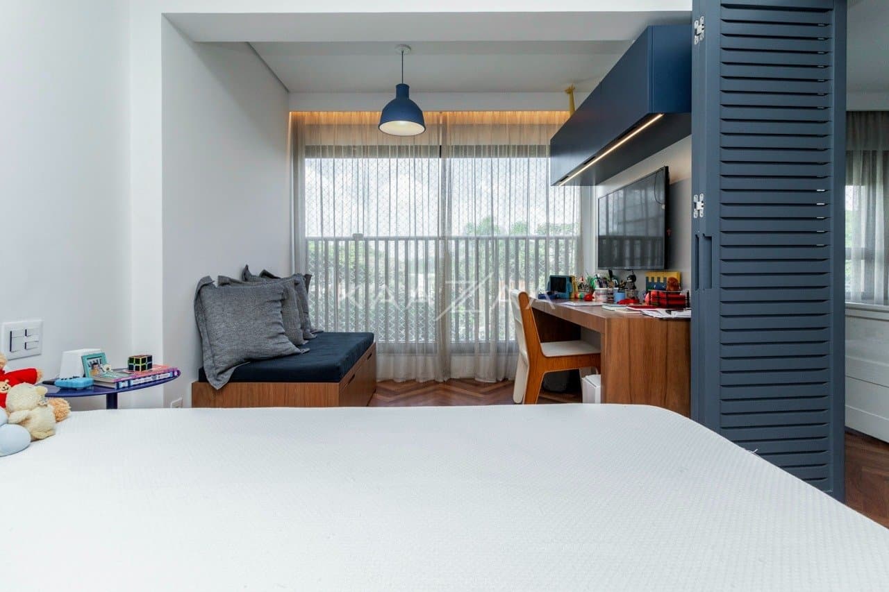 Muito vidro e luz natural com vista para as árvores. Apartamento no Jardim Guedala. - Foto 28