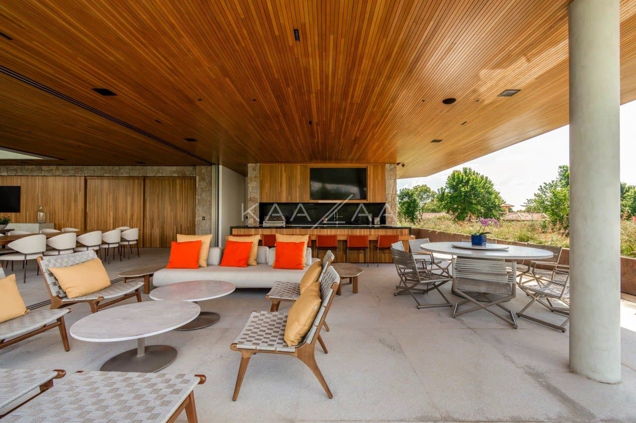 Casa contemporânea feita para interagir com a natureza ao redor. Projeto na Quinta da Baroneza. - Foto 16