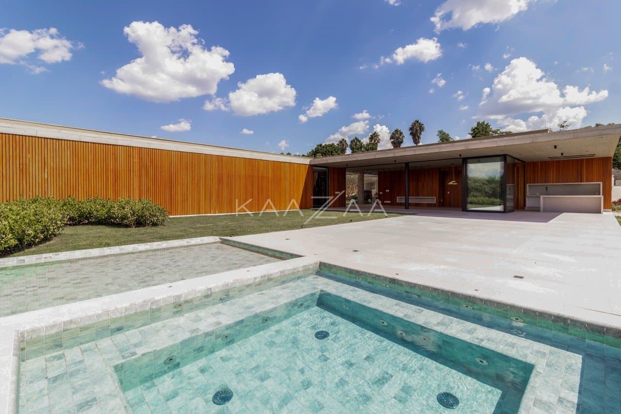 Casa em elegante diálogo com a natureza na Baroneza - Foto 1