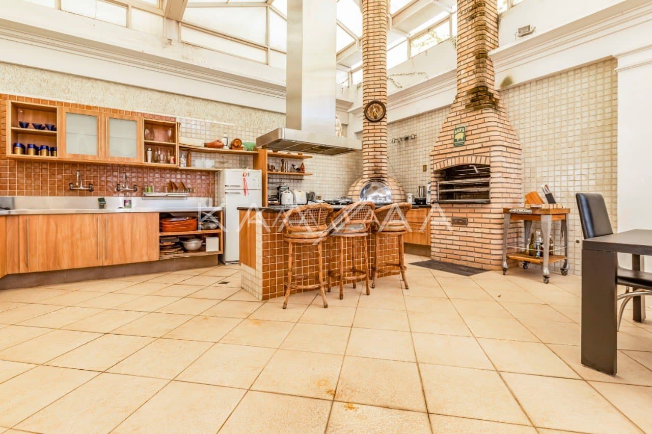 Amplitude e estilo em ambientes interessantes. Esta casa única fica em região privilegiada do Jardim Paulista. - Foto 1