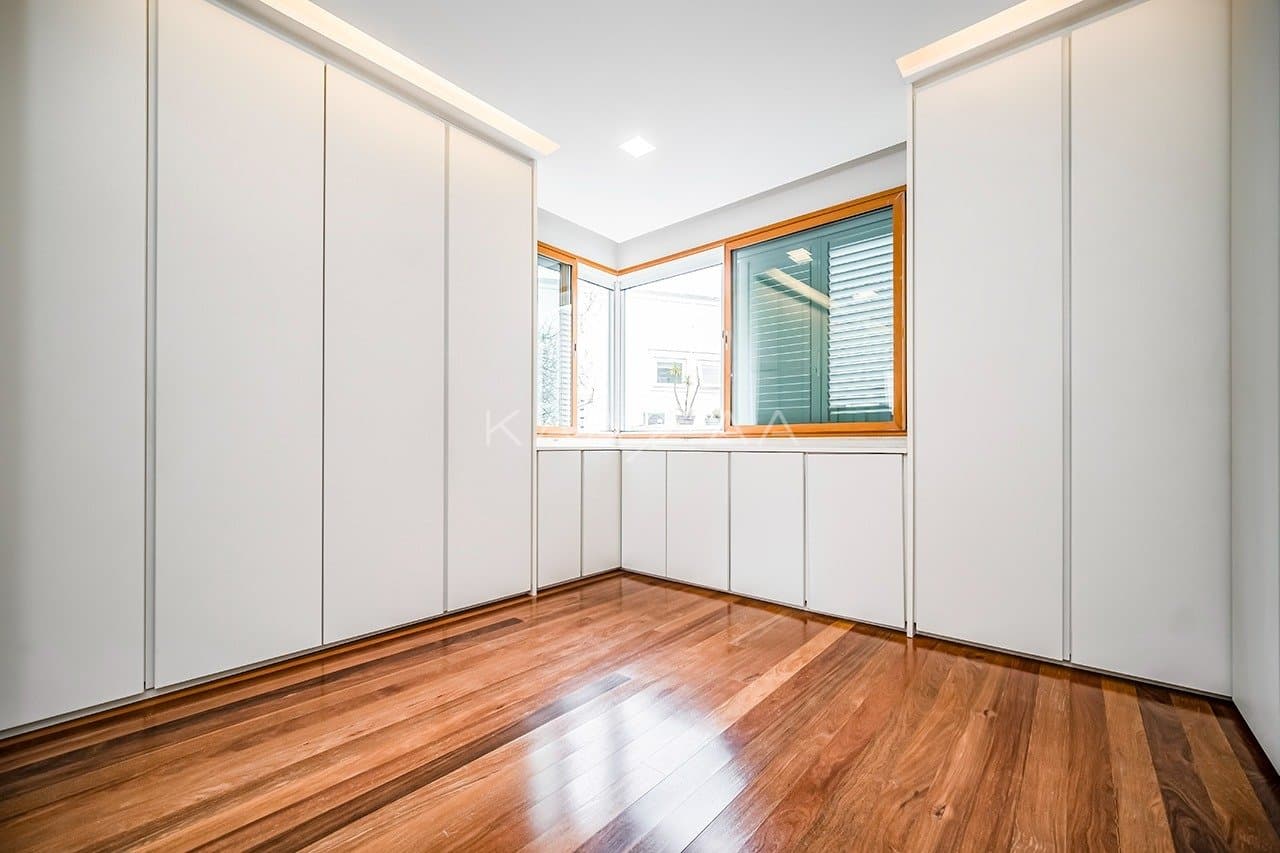 Que tal viver rodeado de muito verde em plena cidade grande? Esta casa no Jardim Lusitânia pode te proporcionar isso. - Foto 38