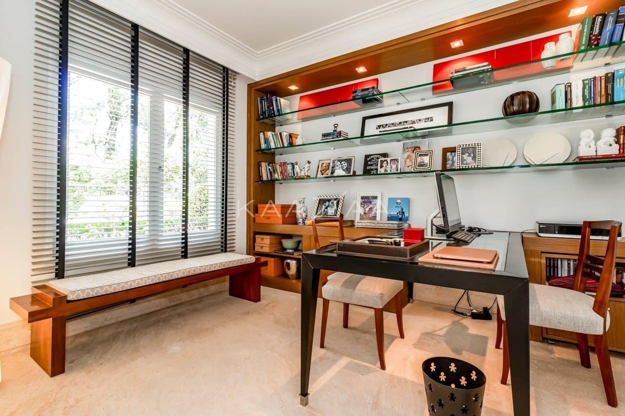 Diversos ambientes agradáveis para uma vida sossegada, nesta casa de condomínio no Jardim Guedala. - Foto 45