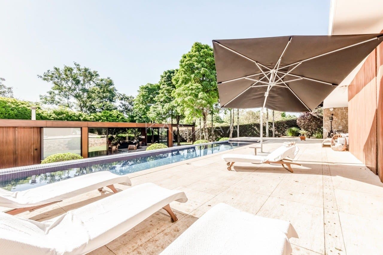 Casa térrea muito arejada, simplesmente impecável. Mobiliada com design, na Fazenda Boa Vista. - Foto 5
