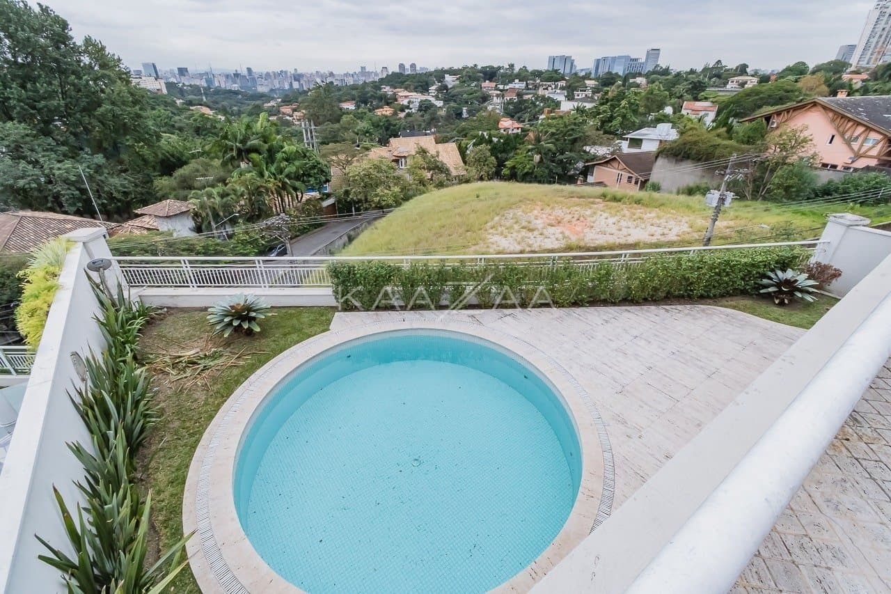 Espaços super amplos, muitos verdes e uma vista divina. Casa no estilo europeu, na Cidade Jardim. - Foto 26