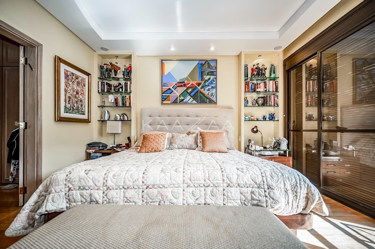 Espaços internos super amplos e um lindo jardim, nesta casa em localização cobiçada no Jardim Europa. - Foto 13