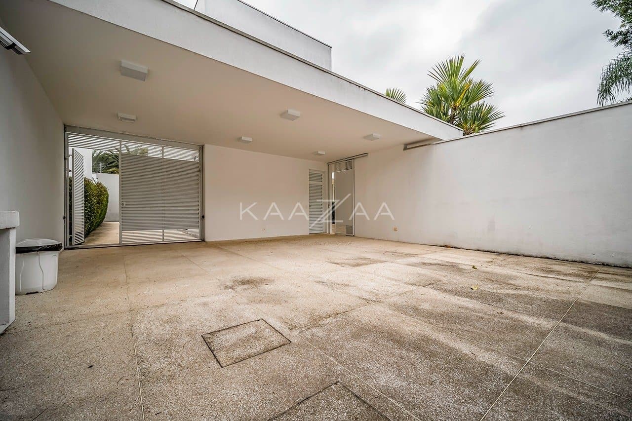 Que tal viver rodeado de muito verde em plena cidade grande? Esta casa no Jardim Lusitânia pode te proporcionar isso. - Foto 54