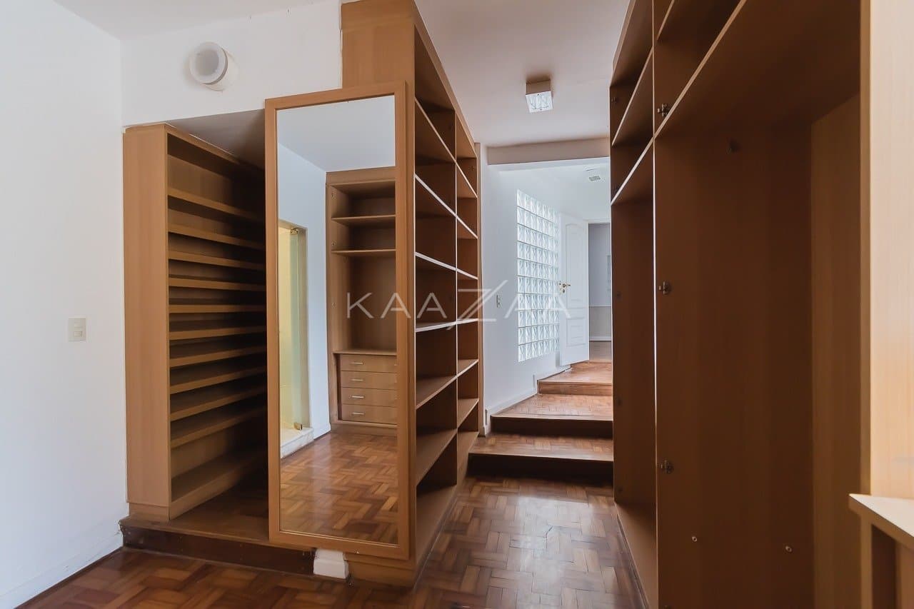 Ambientes leves e espaçosos, nesta casa de 480m² com 4 suítes no Jardim Paulista. - Foto 30