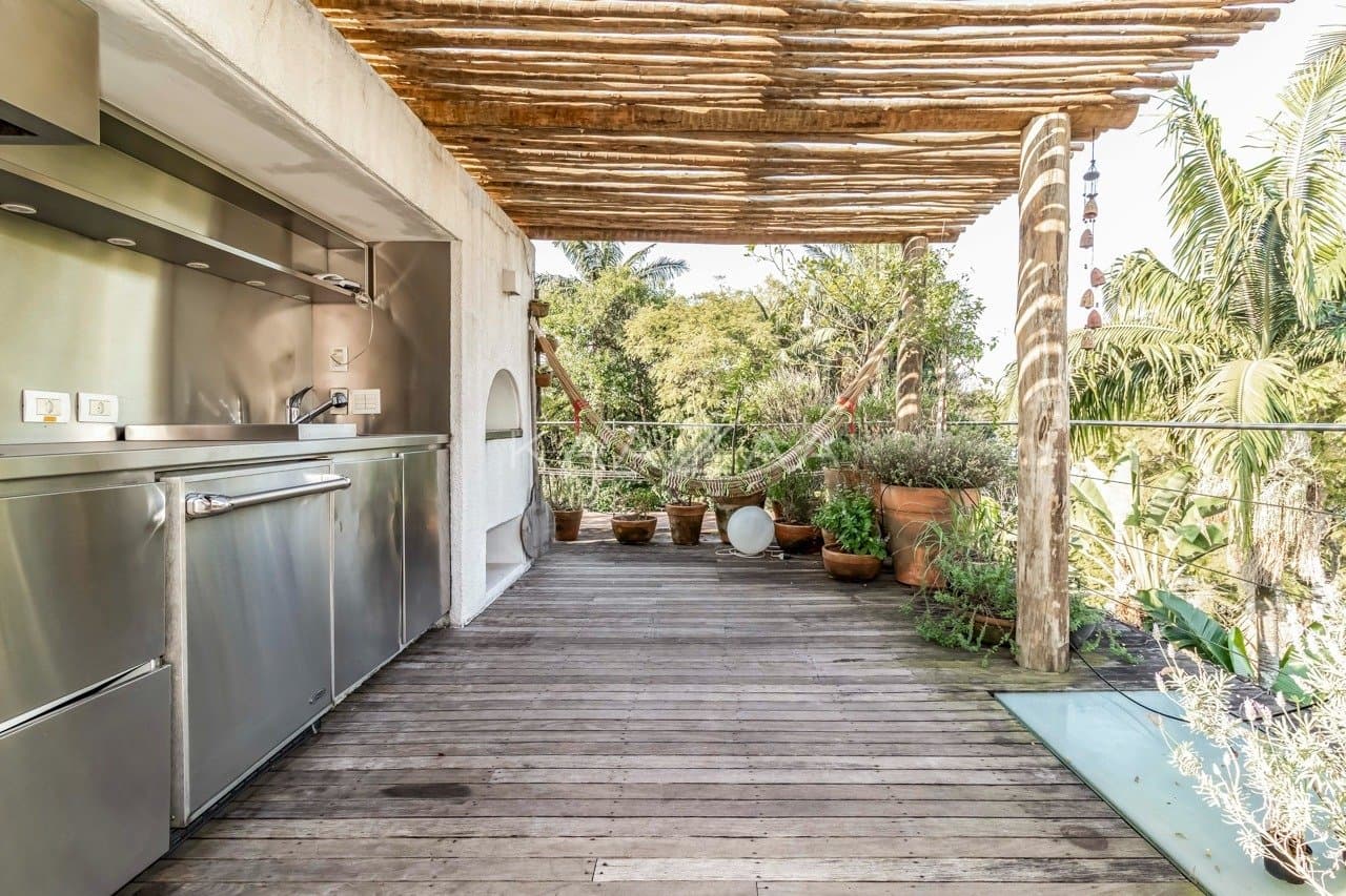 Uma mescla entre natureza e cidade grande se encontra nesta casa no Jardim Paulistano. - Foto 37