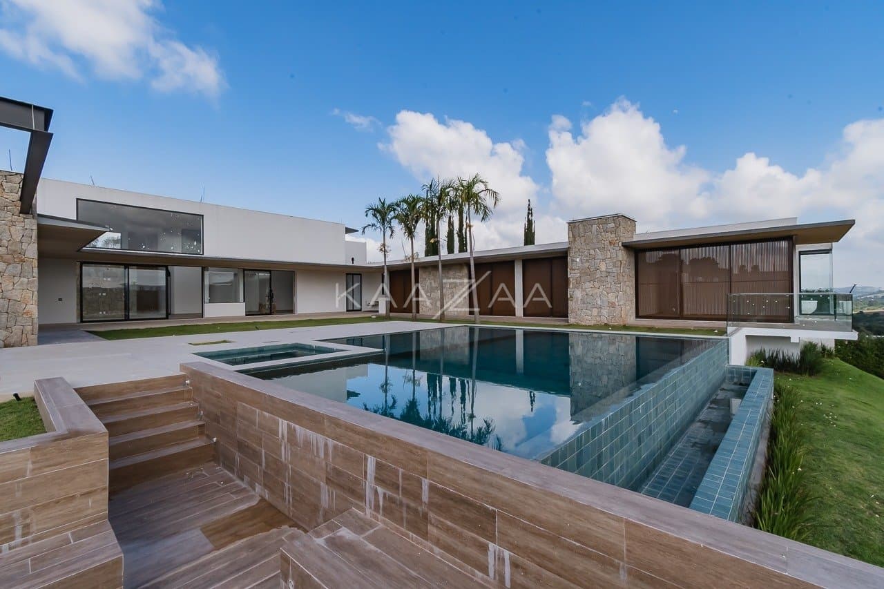Um projeto de casa de campo feito para limpar a vista e se inspirar. No condomínio Quinta da Baroneza. - Foto 4