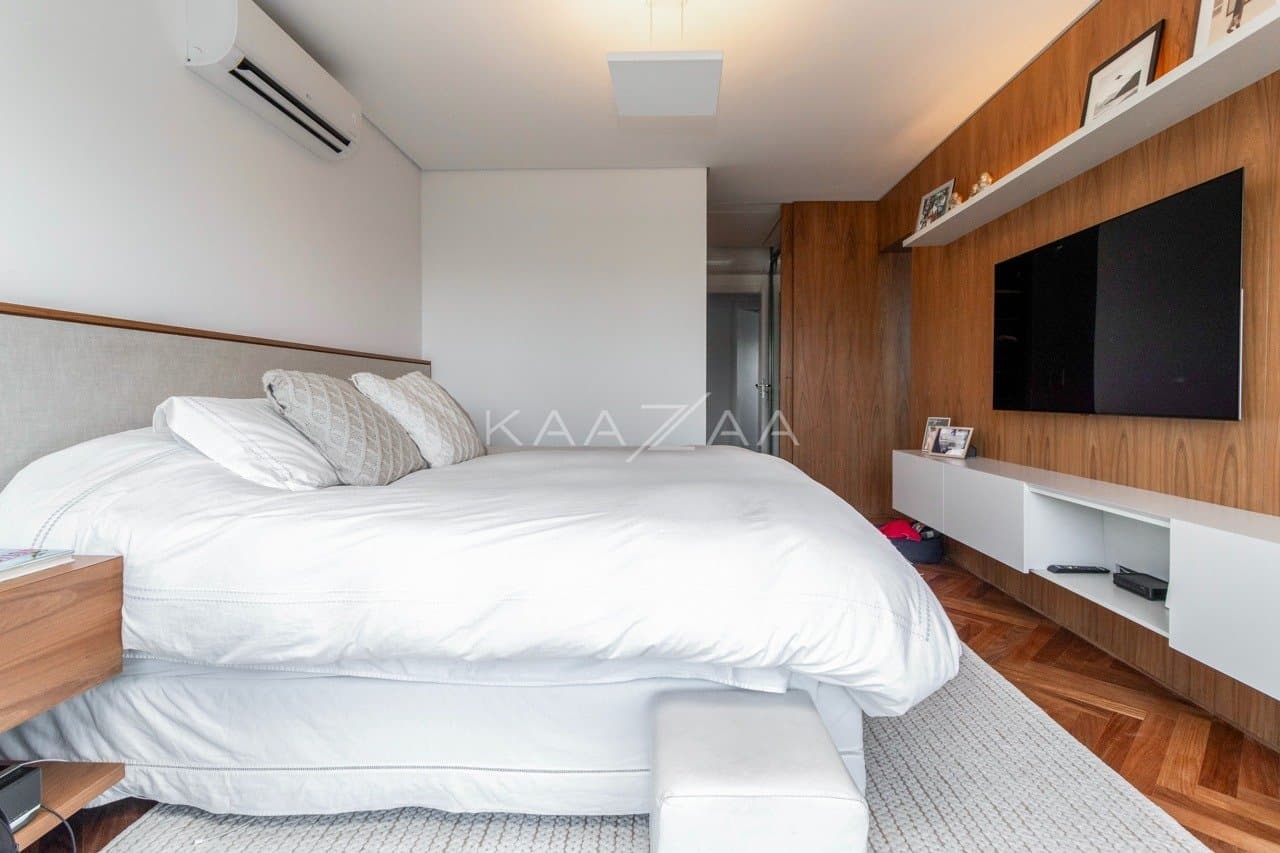 Muito vidro e luz natural com vista para as árvores. Apartamento no Jardim Guedala. - Foto 20