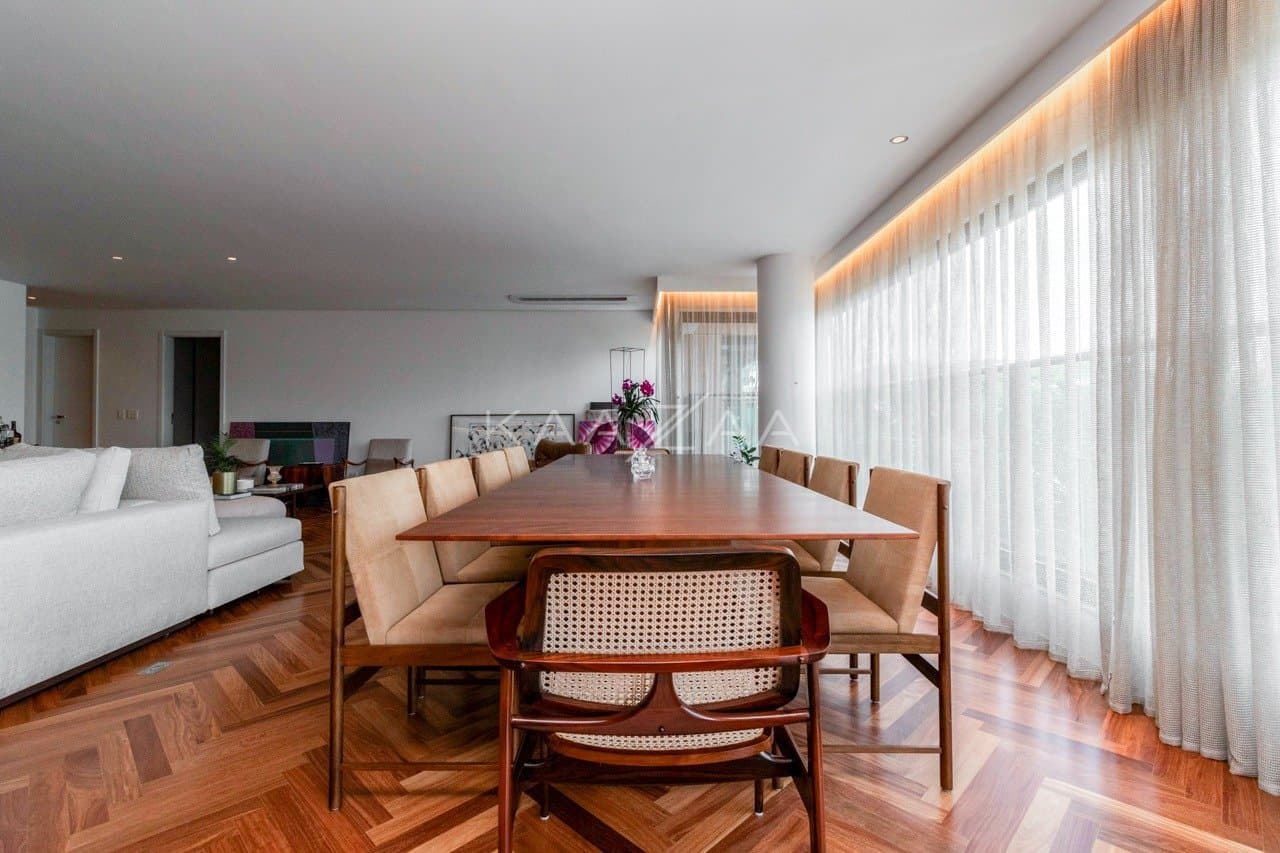 Muito vidro e luz natural com vista para as árvores. Apartamento no Jardim Guedala. - Foto 8