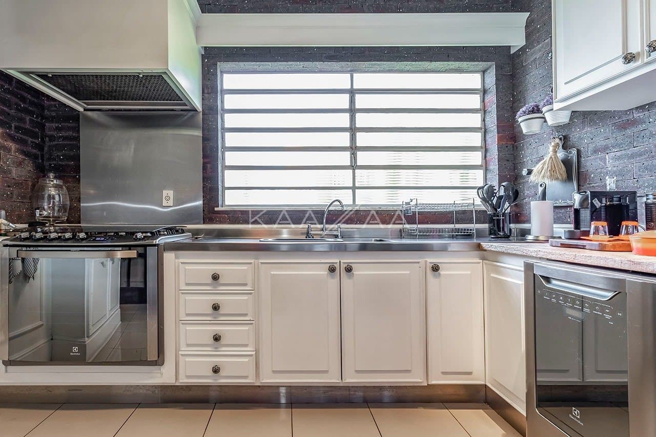 Casa pensada com bom gosto, materiais de primeira e muita brecha para o sossego. Em Alto de Pinheiros. - Foto 16