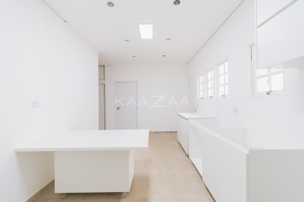Ambientes leves e espaçosos, nesta casa de 480m² com 4 suítes no Jardim Paulista. - Foto 18