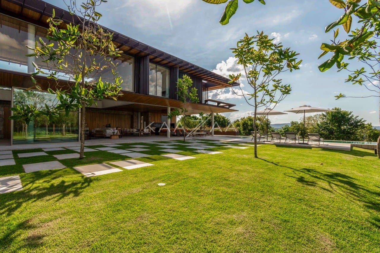 Casa contemporânea feita para interagir com a natureza ao redor. Projeto na Quinta da Baroneza. - Foto 6