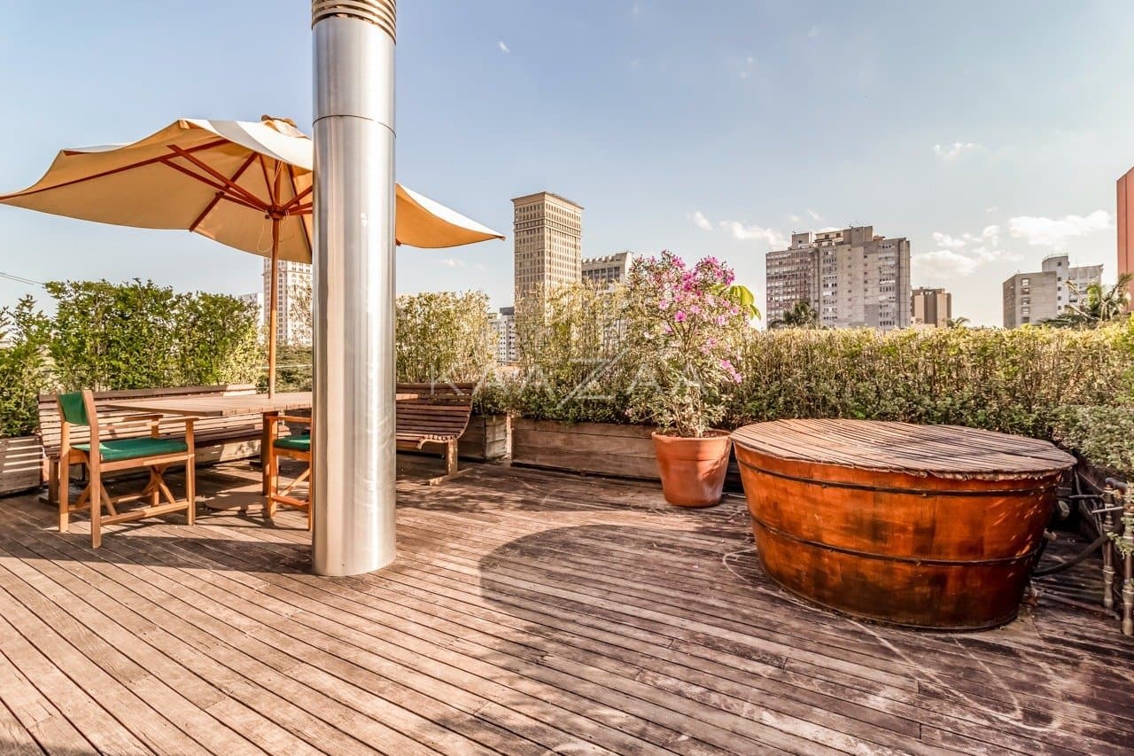 Uma mescla entre natureza e cidade grande se encontra nesta casa no Jardim Paulistano. - Foto 36