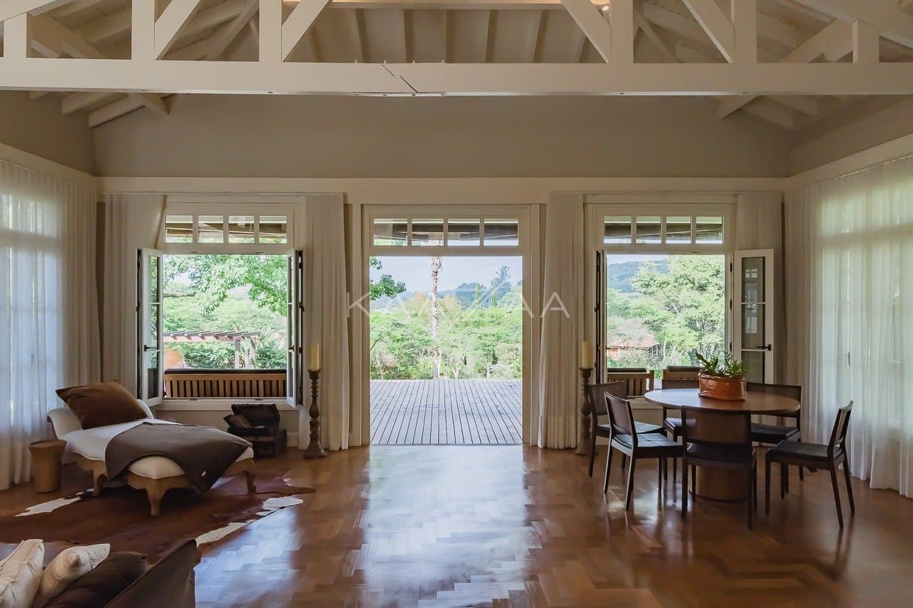 Linda paisagem e ares coloniais são o charme desta casa no condomínio Quinta da Baroneza. - Foto 34