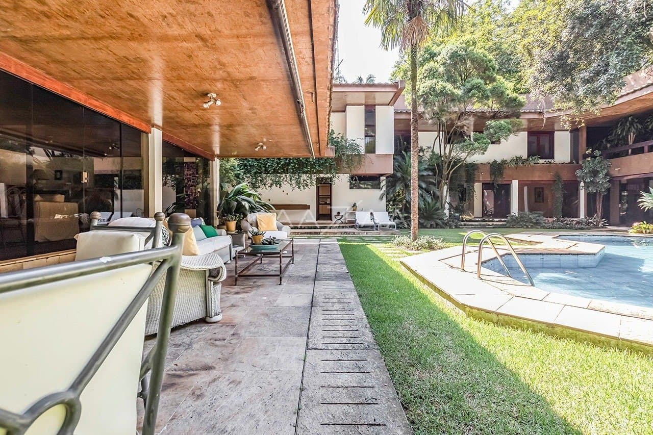 Com ares de casa de campo, uma residência espetacular no Jardim América. - Foto 7
