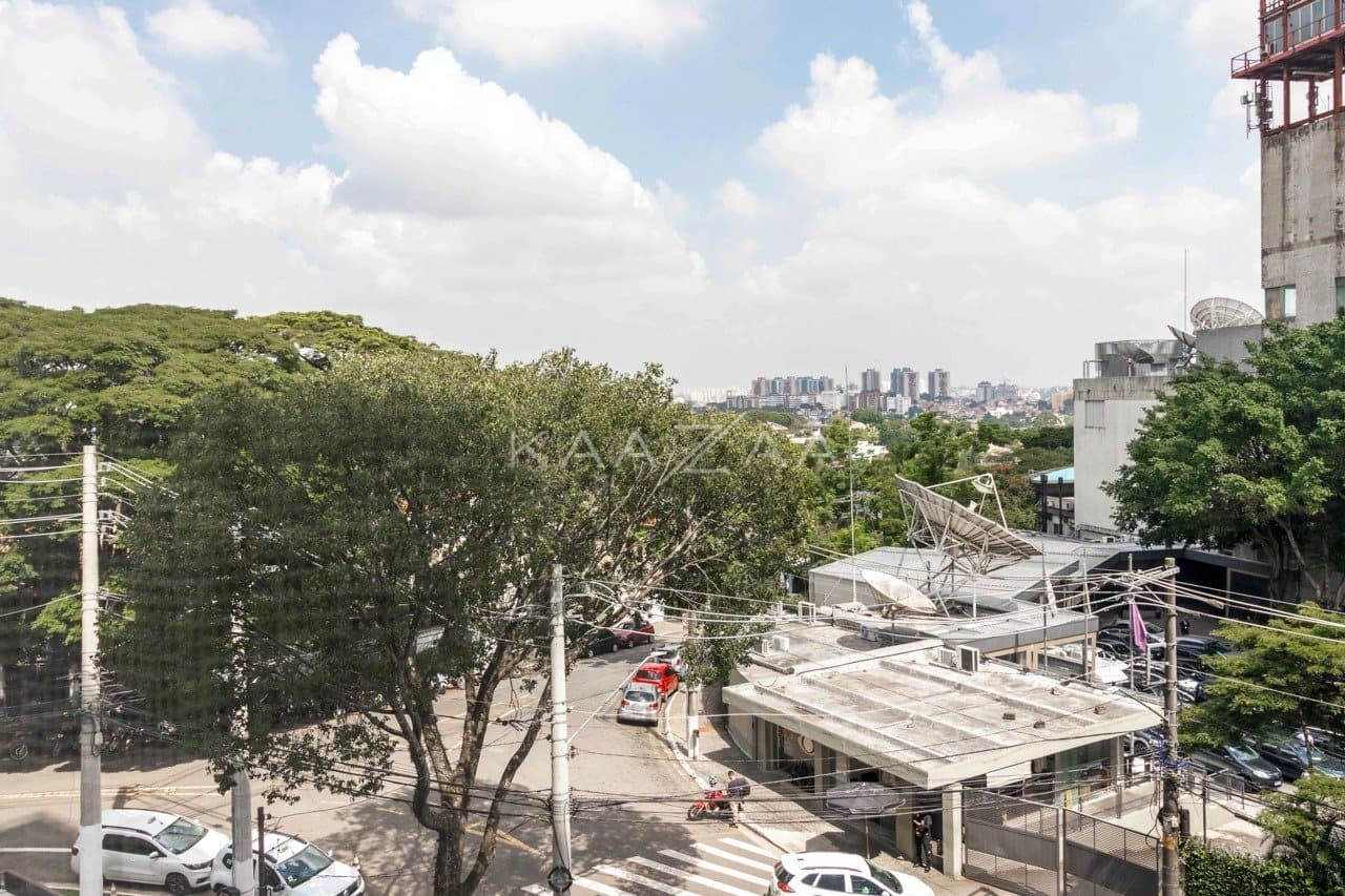 Muito vidro e luz natural com vista para as árvores. Apartamento no Jardim Guedala. - Foto 31