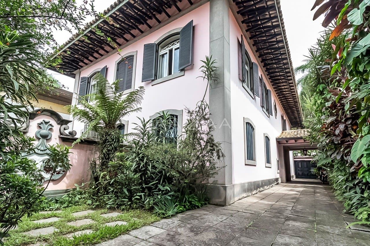 Casa cheia de potencial para reforma, com 1600 m² de terreno e um jardim exuberante em Alto de Pinheiros. - Foto 12