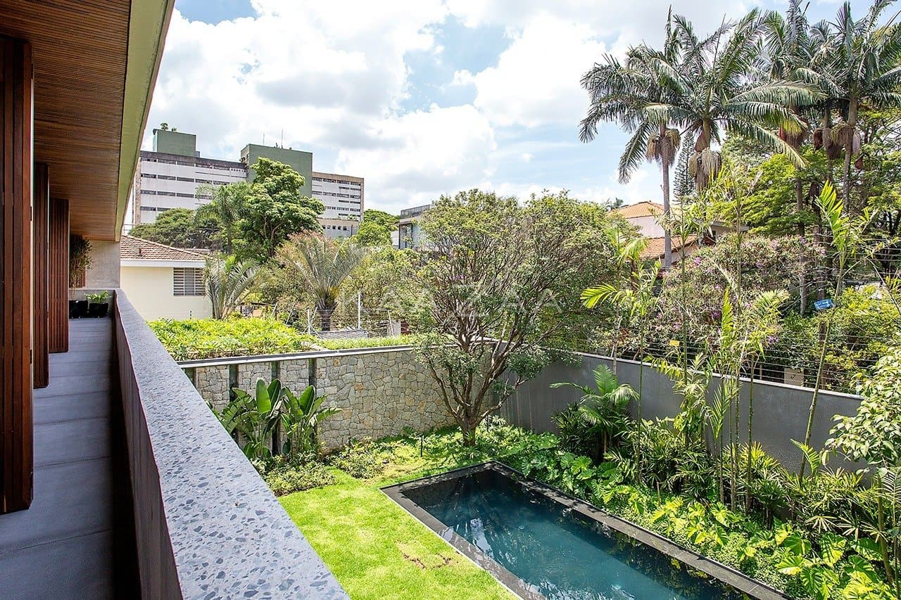 Contemporânea e toda mobiliada: casa com ambientes livres e jardim magnífico em rua fechada em Alto de Pinheiros. - Foto 67