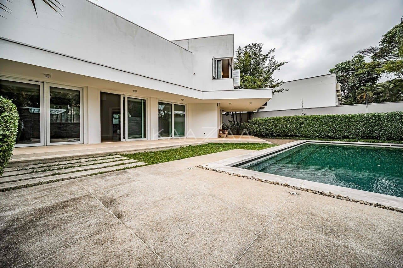 Que tal viver rodeado de muito verde em plena cidade grande? Esta casa no Jardim Lusitânia pode te proporcionar isso. - Foto 6